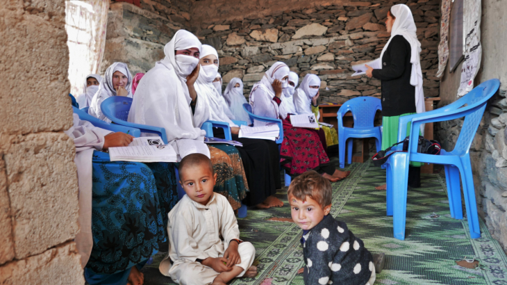 Donne afghane che seguono una lezione