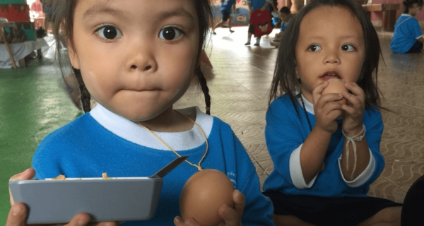 150 uova per pranzo per i bambini delle bidonvilles di Bangkok - Insieme si può