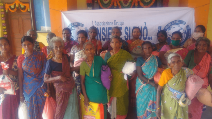 Distribuzione cibo a Ariyalur, India
